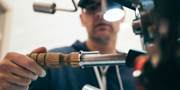 电竞比赛颁奖典礼 - 冠军队伍举起奖杯